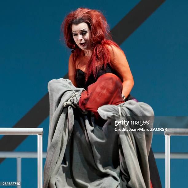 La soprano russe Elena Pankratova en gris et la mezzo-soprano allemande Lioba Braun dans « Elektra » de Richard Strauss, une tragédie en un acte...