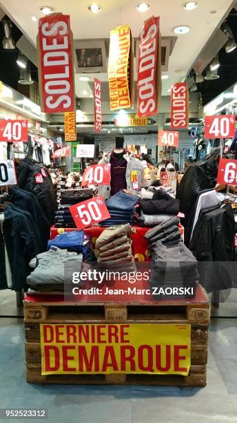 Les soldes d'hiver en vitrine dans le centre commercial Avant Cap de Plan de Campagne à Cabries, le 6 février 2015.