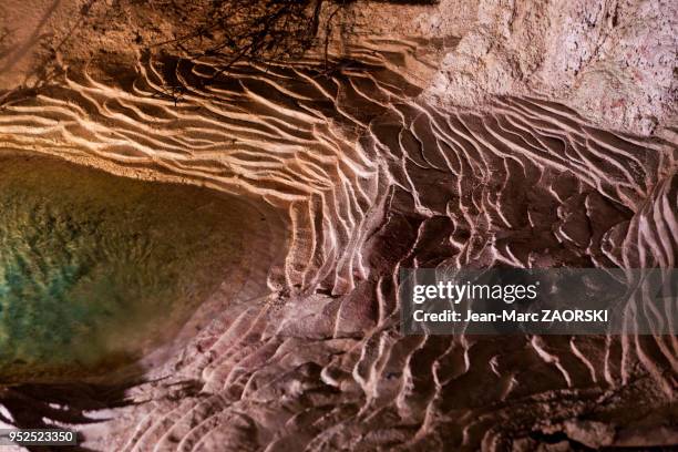 Une source silicieuse intermittente dans le parc Vulcania, parc à thème scientifique unique en son genre, creusé dans la roche volcanique, au ¾...