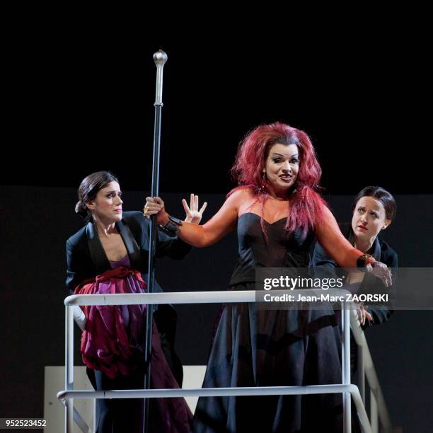 La mezzo-soprano allemande Lioba Braun , les soprani françaises Pascale Obrecht et Marie Cognard dans « Elektra » de Richard Strauss, une tragédie en...