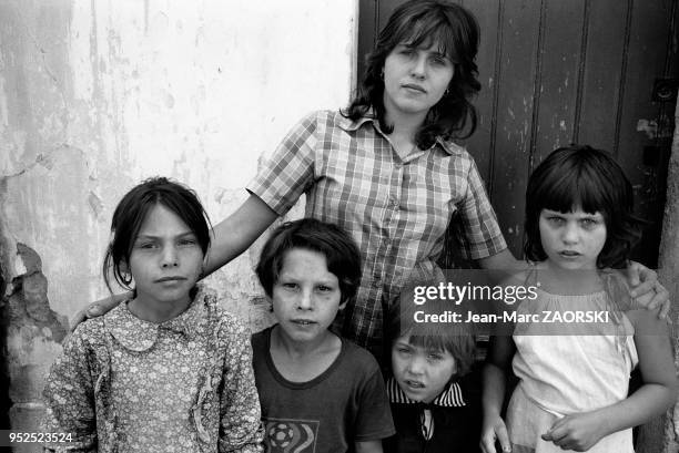 Famille, une mère et ses enfants, scène de vie quotidienne dans le quartier de la Roquette à Arles en France le 2 juillet 1980.