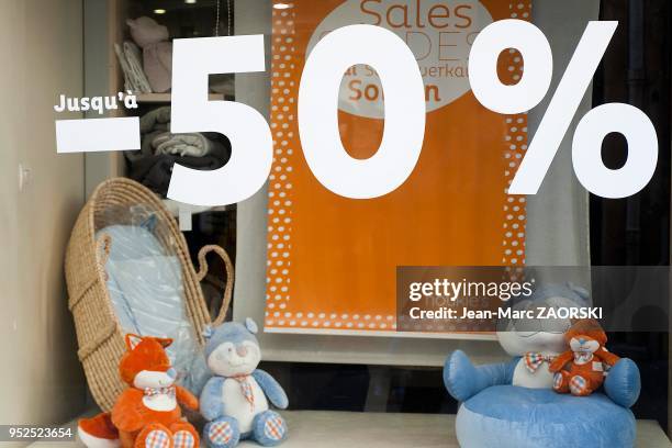 Les soldes d'hiver en vitrine à Aix-en-Provence, le 11 janvier 2015.