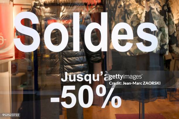 Les soldes d'hiver en vitrine à Aix-en-Provence, le 11 janvier 2015.