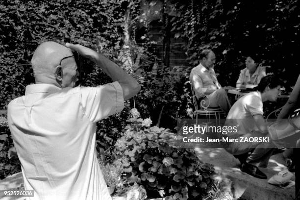 Le photographe français Willy Ronis , lauréat du grand prix national de la photographie en 1979 et du prix Nadar en 1981,, photographiant l'éditeur...