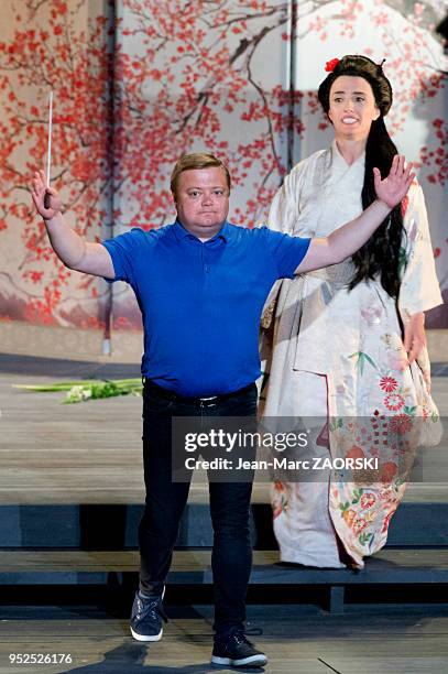 Le chef d'orchestre finlandais Mikko Franck et la soprano albanaise Ermonela Jaho saluent le public à l'issue de la générale de « Madama Butterfly »...