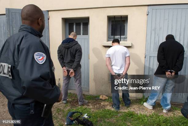 Arrestation de jeunes soupconnés de tirer des coups de feu sur d'autres jeunes lors d'une expédition punitive dans une cité Nanterre le 3 juilet 2006.