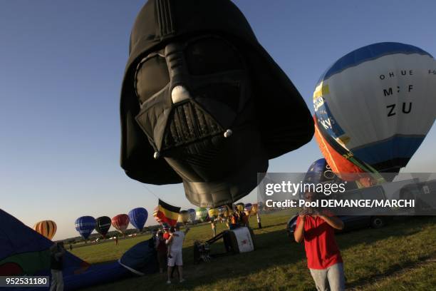 Ballons in the morning and 209 in the evening simultaneously lined up on the 3000 meters of runway without beating the official record, etablished in...