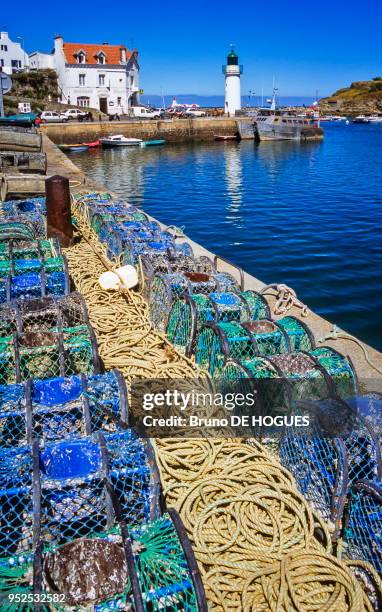 Des casiers pour la pêche du homard sur le port de Sauzon, France.
