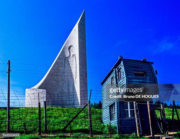 Camp de concentration nazi KL-Natzweiler dit Le Struthof le 6 Juillet 1994. Un mirador de surveillance devant le Mémorial national aux martyrs et...