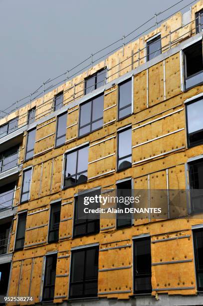 Isolation thermique par l'exterieur avec de la laine de verre sur le chantier d'un batiment en construction, le 07 Novembre 2014 a Nantes, Ouest de...