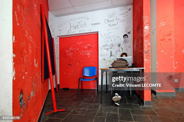 Un lycéen s'évade sur son ordinateur portable entre les cours dans un lycée public en Picardie dans le nord de la France, dans une salle de détente...