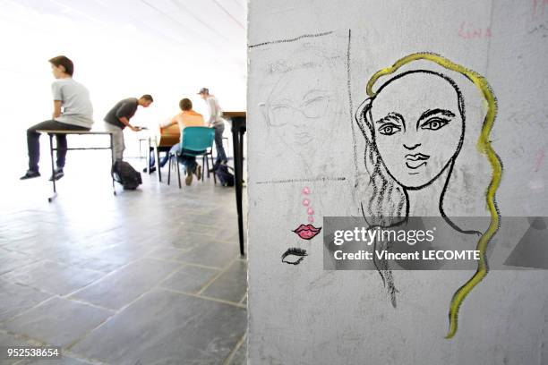 Graffitis laissés par des lycéens sur les murs d'une salle de détente, le foyer des élèves, dans un lycée public en Picardie dans le nord de la...