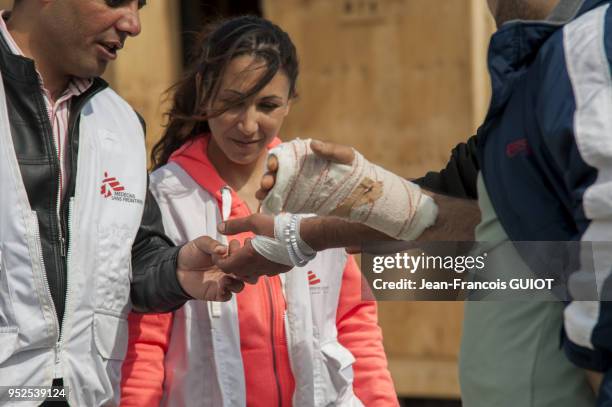 Mains bandées de migrants soignées par des bénévoles de 'Médecins sans frontières' le 11 avril 2016 dans le camp de réfugiés de Grande-Synthe en...