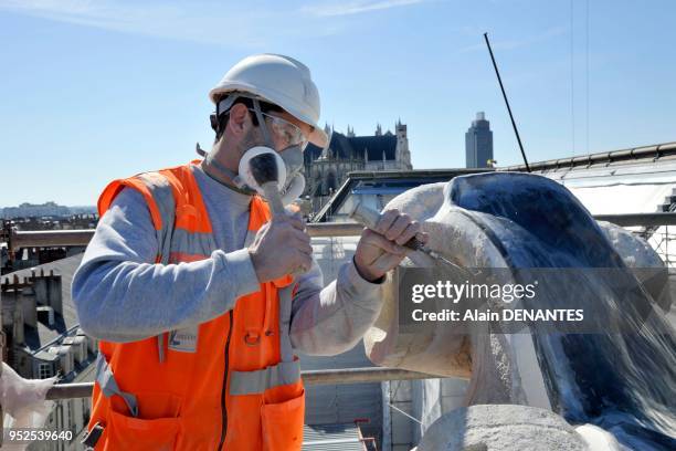 Chantier de renovation et d'extension du musee d'Arts de Nantes avec ici un tailleur de pierre restaurant une statue sur la facade du batiment de...