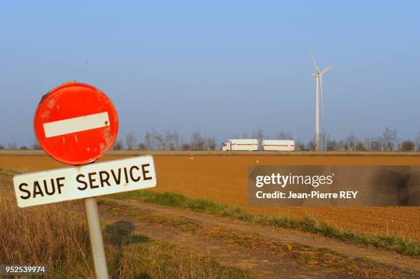 Les eoliennes du Chemin d'Ablis, 26 machines d'une puissance de 52 000 KW le 2 avril 2009 à Léthuin, France.