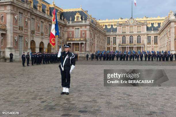 Porte-drapeau de la cérémonie du 70ème anniversaire de la création des Compagnies républicaines de sécurité le 8 décembre 2014 à Versailles, France.
