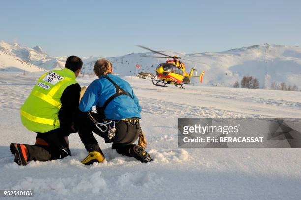 Médecin du Samu avec un CRS secouriste attendant l'hélicopétre de la Securité Civile 2 mars 2012, Alpe d'Huez, France.