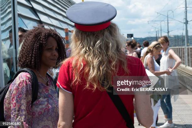 Voyageuse demandant des informations à un agent de SNCF attendant un TGV sur le quai de la gare lors de la grève de la SNCF, 6 juin 2016, Avignon,...