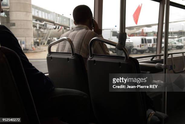 Un marocain en provenance de Casa est en transit pour Istambul à Roissy Charles de Gaule le 1 septembre 2006, France.