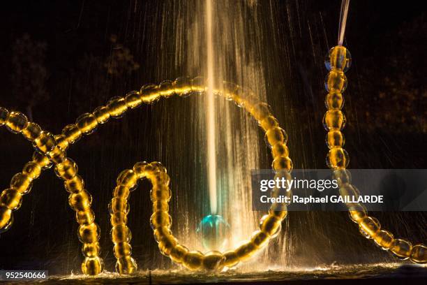 Ensemble de trois sculptures fontaine, éclairées la nuit, qui transcrive d'une façon allégorique les danses de Louis XIV, lors de l'inauguration de...