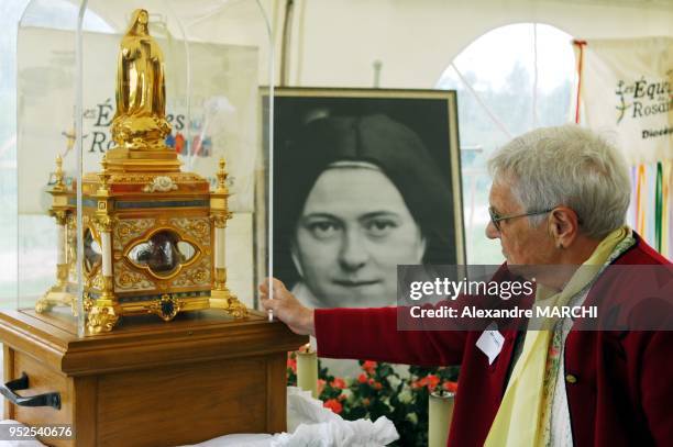 Exposition des Reliques de Sainte-Therese de l'Enfant-Jesus et de la Sainte-Face pour que les fideles puissent la toucher et l'embrasser.