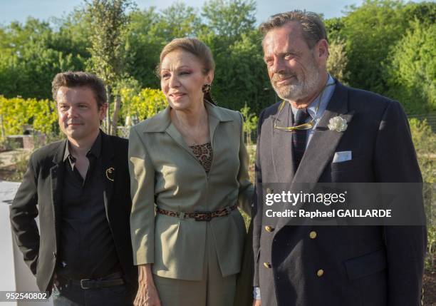 Artiste Jean-Michel Othoniel, l'ex-impératrice d'Iran Farah Pahlavi et Louis Bennech lors de l'inauguration de la fontaine du 'Bosquet du Théâtre...