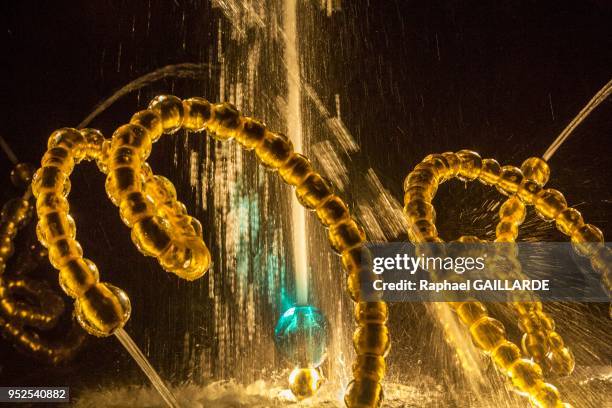 Ensemble de trois sculptures fontaine, éclairées la nuit, qui transcrive d'une façon allégorique les danses de Louis XIV, lors de l'inauguration de...