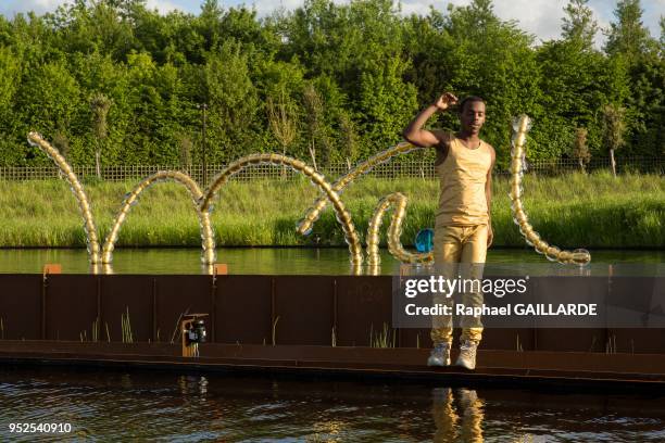 Le performeur Lil Buck lors de l'inauguration de la fontaine du 'Bosquet du Théâtre d'Eau' redessiné par Louis Benech et investie par les sculptures...