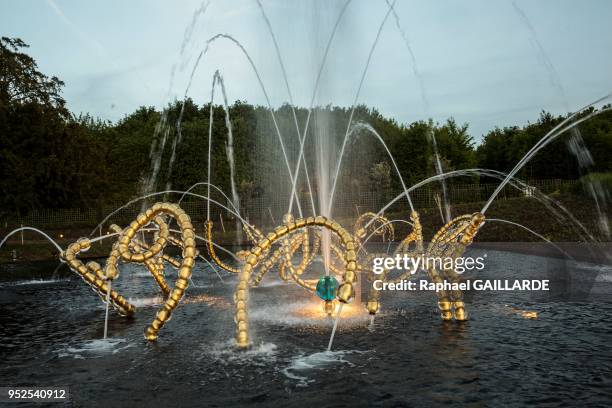 Ensemble de trois sculptures fontaine, qui transcrive d'une façon allégorique les danses de Louis XIV, le 10 mai 2015, Versailles, France. Arabesques...