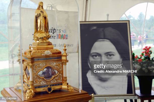 Exposition des Reliques de Sainte-Therese de l'Enfant-Jesus et de la Sainte-Face pour que les fideles puissent la toucher et l'embrasser.