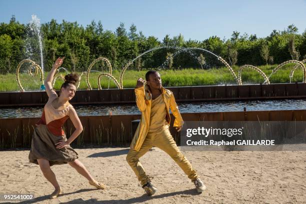 Les danseurs du L.A. Dance Project, accompagnés du performeur Lil Buck, interprètent O'de, une pièce chorégraphique créée pour l'occasion par Julia...