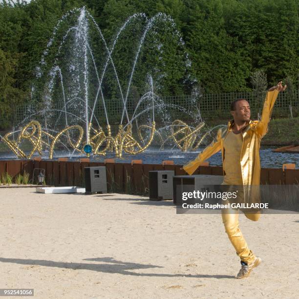 Le performeur Lil Buck lors de l'inauguration de la fontaine du 'Bosquet du Théâtre d'Eau' redessiné par Louis Benech et investie par les sculptures...