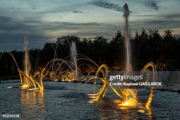 Ensemble de trois sculptures fontaine, éclairées la nuit, qui transcrive d'une façon allégorique les danses de Louis XIV, lors de l'inauguration de...