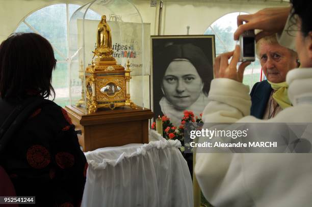 Exposition des Reliques de Sainte-Therese de l'Enfant-Jesus et de la Sainte-Face pour que les fideles puissent la toucher et l'embrasser.