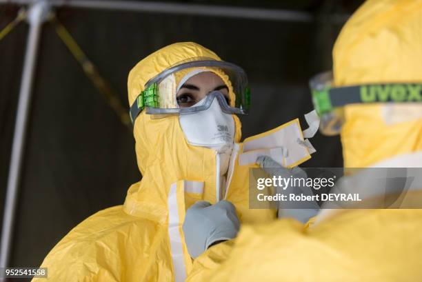 Les étudiants en santé de l'Université Claude Bernard Lyon 1 et de l?Ecole de santé des armées de Lyon participent, encadrés par des militaires à un...