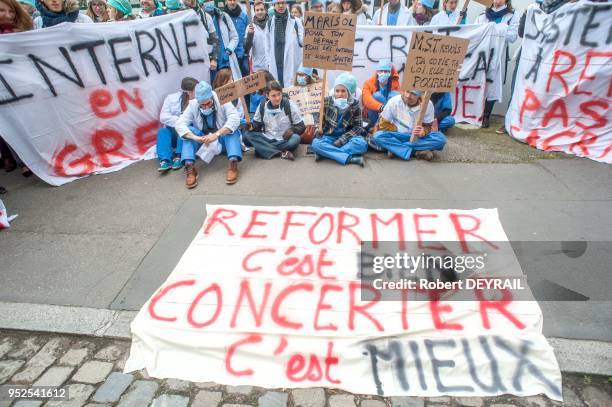 Rassemblement d'internes pour protester contre la loi, remettant en cause la formation des médecins, qui sera présentée en avril par la Ministre de...