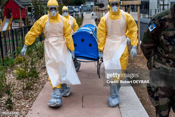 Les étudiants en santé de l'Université Claude Bernard Lyon 1 et de l?Ecole de santé des armées de Lyon participent, encadrés par des militaires à un...