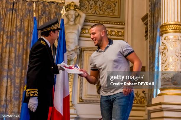 Cent nouveaux citoyens franc?ais ont reçu le diplôme de citoyenneté des mains de Xavier Inglebert, Préfet, Secrétaire général de la préfecture du...