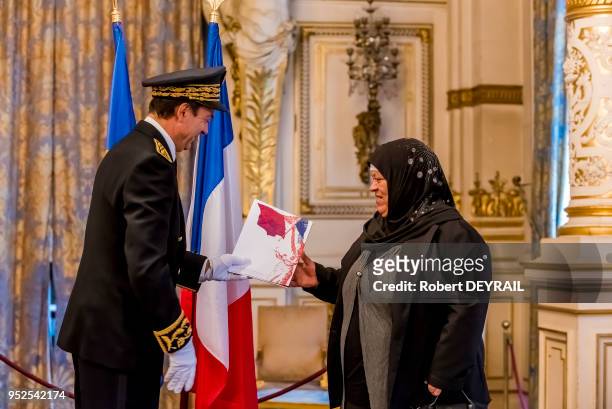 Cent nouveaux citoyens franc?ais ont reçu le diplôme de citoyenneté des mains de Xavier Inglebert, Préfet, Secrétaire général de la préfecture du...