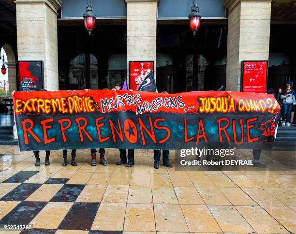 Une centaine de personnes de la mouvance libertaire a protesté devant l'Hotel de VIlle de Lyon contre l'ouverture après Paris et avant Bordeaux, d'un...