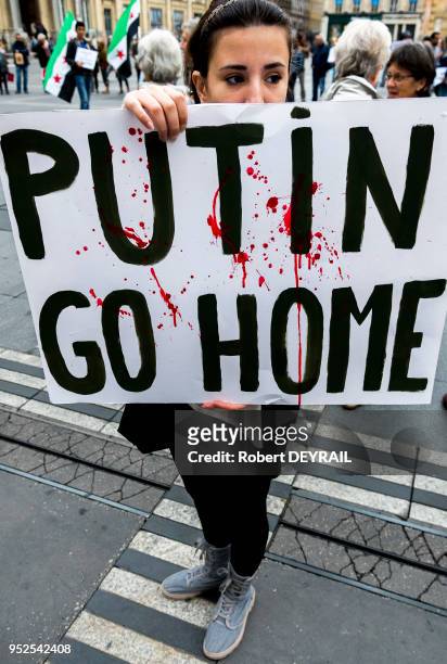 Manifestante avec une pancarte 'Putin go home' lors d'un rassemblement de quelques dizaines de personnes en soutien au peuple syrien le 1er octobre...