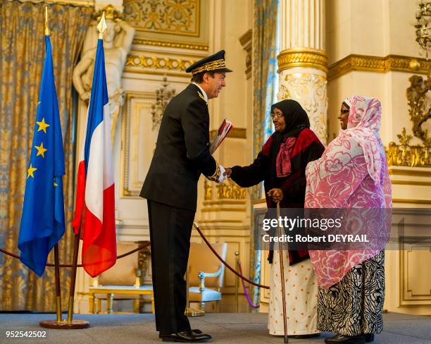 Cent nouveaux citoyens franc?ais ont reçu le diplôme de citoyenneté des mains de Xavier Inglebert, Préfet, Secrétaire général de la préfecture du...