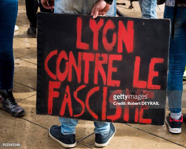 Une centaine de personnes de la mouvance libertaire a protesté devant l'Hotel de VIlle de Lyon contre l'ouverture après Paris et avant Bordeaux, d'un...