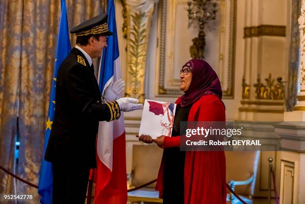 Cent nouveaux citoyens franc?ais ont reçu le diplôme de citoyenneté des mains de Xavier Inglebert, Préfet, Secrétaire général de la préfecture du...