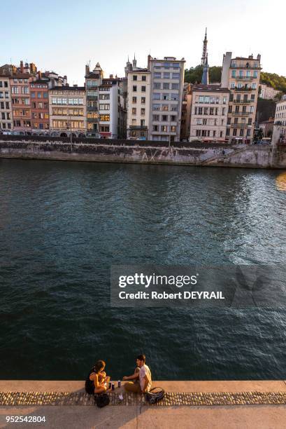 Couple d'amoureux sur les quais de Saône, 7 septembre 2016, Lyon, France.