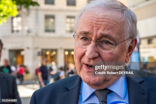 Jacques Cheminade candidat à l'élection présidentielle rencontre les français sur la place de la République le 11 avril 2017 à Lyon, France.