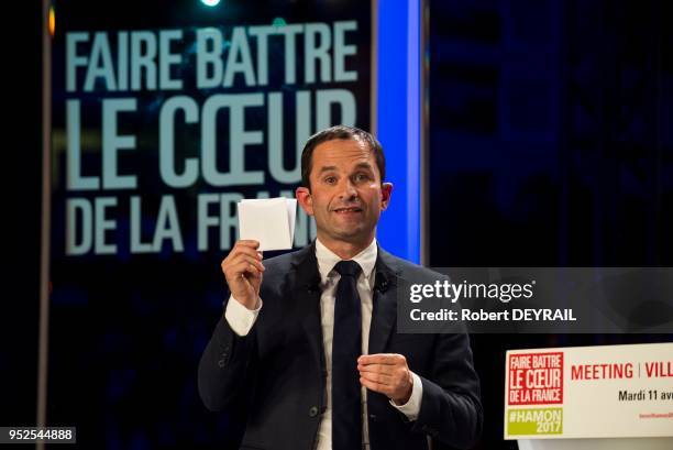 Benoit Hamon, candidat du Parti Socialiste à l'élection présidentielle 2017 lors d'un meeting le 11 avril 2017 à Villeurbannne, France.