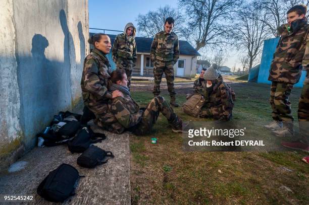 Une quarantaine d?étudiants du Lyon d?IDRAC Business School est plongée en immersion totale au sein de la base militaire de La Valbonne, le 9 février...