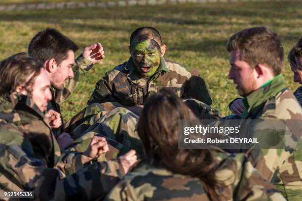 Une quarantaine d?étudiants du Lyon d?IDRAC Business School est plongée en immersion totale au sein de la base militaire de La Valbonne, le 9 février...