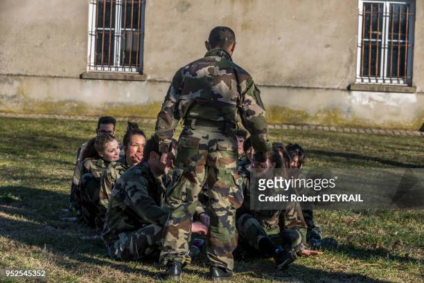 Une quarantaine d?étudiants du Lyon d?IDRAC Business School est plongée en immersion totale au sein de la base militaire de La Valbonne, le 9 février...